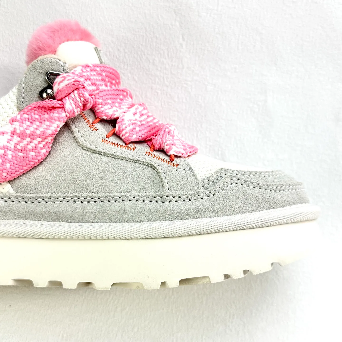 Local 💰600 supports stocking. Platform operation #UGG｜Low top 4032 Mel casual shoes, upper design, recycled ballistic canvas mesh, high-quality suede upper, two-color flat shoelaces. The inner material of the shoe is made of Longfeng sheep fur. The fur lining keeps warm and locks in temperature. The sole material is comfortable Treadlite by #UGG #EVA. Light wing outsole. Size: 35 36 37 38 39 40